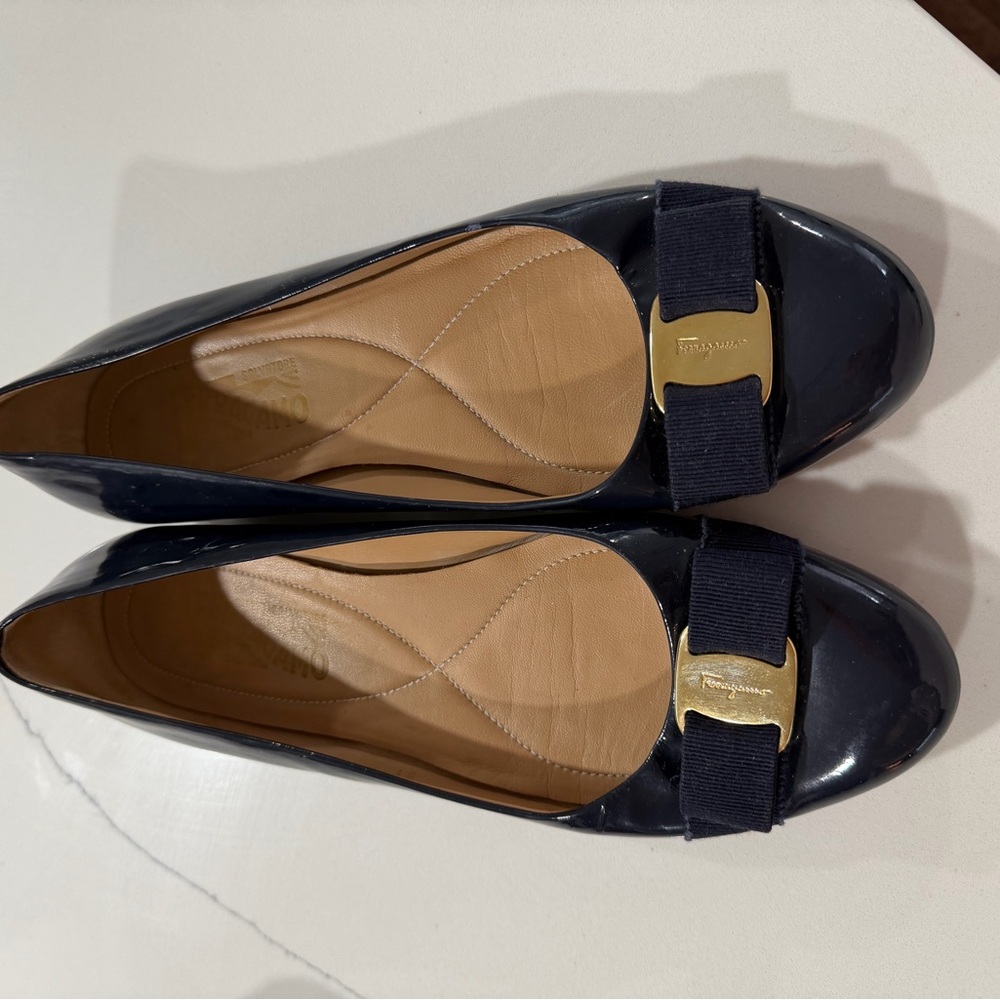 Salvatore Ferragamo Bow Navy Blue Patent Leather Flats Size 9 - Picture 2 of 9